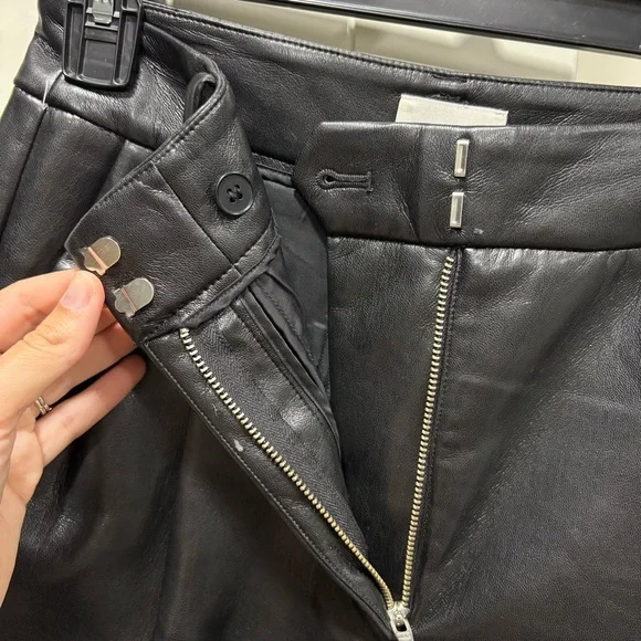 Aritzia Wilfred Effortless Short 5” faux vegan leather - Picture 3 of 5